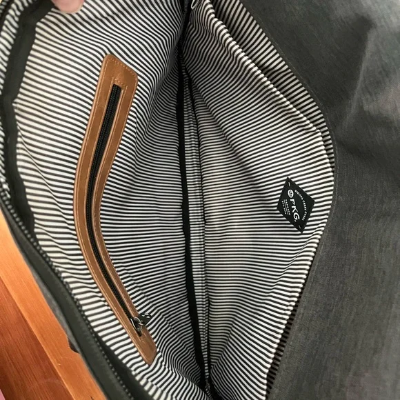 PKG Canada Richmond Laptop briefcase/messenger bag - up to 16” laptop dark gray